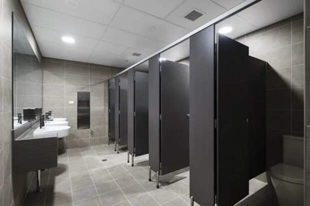 Почему в общественных туалетах дверь не достает до пола