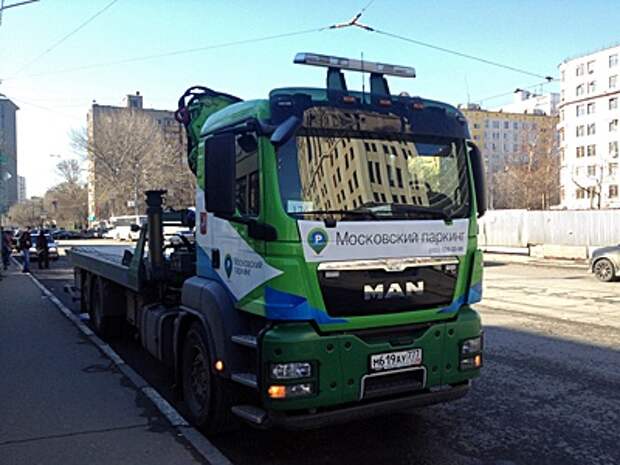 Ман московский. Эвакуатор ГБУ автомобильные дороги. Моспаркинг эвакуация. Эвакуатор из подземного паркинга Москва. Водитель эвакуатора Московском паркинге.