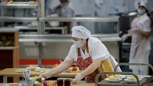 Кабмин выделит около 100 млрд рублей на горячее питание школьникам