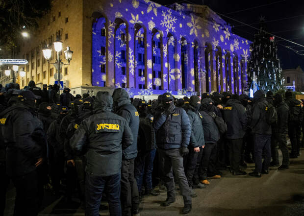 Протестующие в Тбилиси накрыли праздничный стол