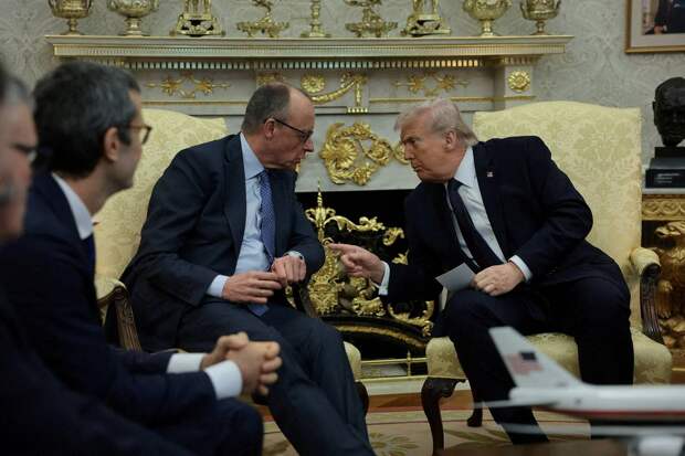 Мерц объяснил свое поведение во время встречи с «ударившим» его Трампом