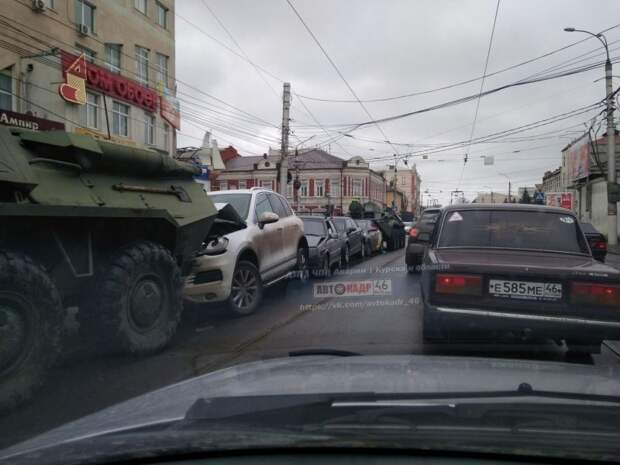 Массовое ДТП в центре Курска: БТР "впечатал" четыре машины в другой БТР авария, авто, авто авария, бтр, военная техника, военные, дтп, массовое дтп