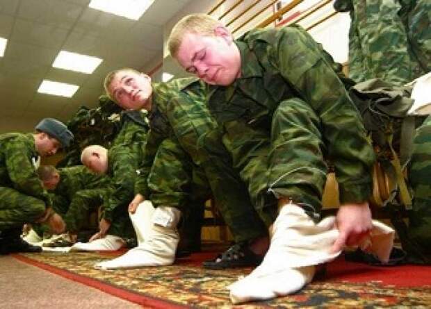 Солдатские носки портянки. Солдатские портянки. Армейские сапоги и портянки. Армейская портянка. Кирзачи армейские и портянки.