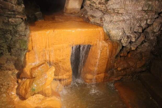 Древний источник с минеральной горячей водой до сих наполняет бассейны римской термы (Aquae Sulis, Бат). | Фото: heritagedaily.com.
