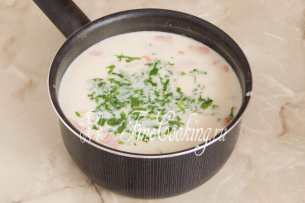 Когда овощной суп с сыром будет готов, добавляем измельченную свежую зелень, кипятим все буквально минуту, выключаем огонь и накрываем кастрюлю крышкой