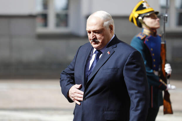 Лукашенко раскритиковал тех, кто пренебрегает памятью о Победе