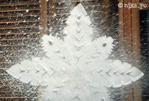 Делаем снежинки на стекле.