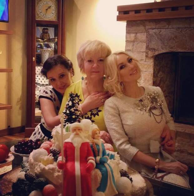 Лера со своей мамой и сестрой в гостиной загородного дома. | Фото: instagram.com.