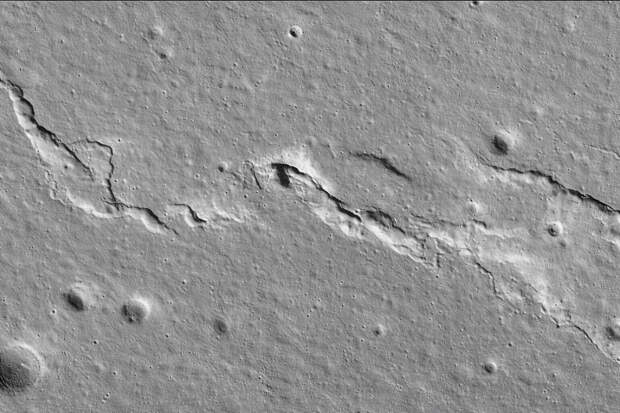 Луна продолжает сжиматься — найдены новые зоны лунотрясений