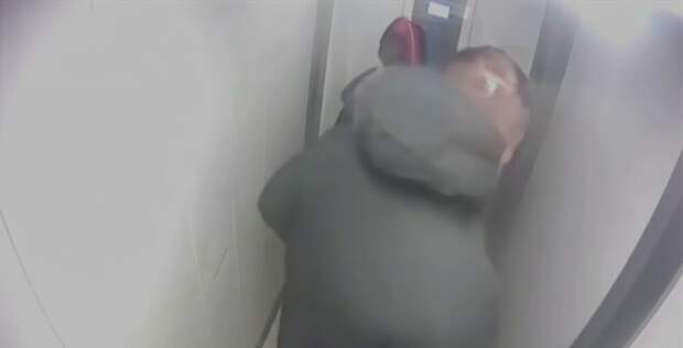 Парень нагадил в лифте прямо при своей девушке