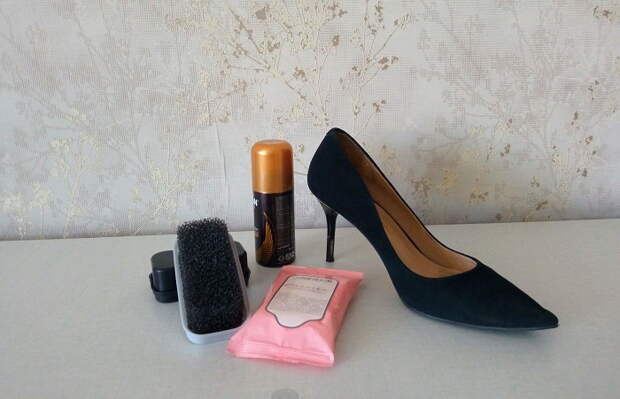 После очищения от грязи замшевую обувь обрабатывают водоотталкивающем спреем / Фото: novate.ru