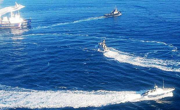 На фото: три корабля Военно-морских сил Украины нарушили госграницу РФ