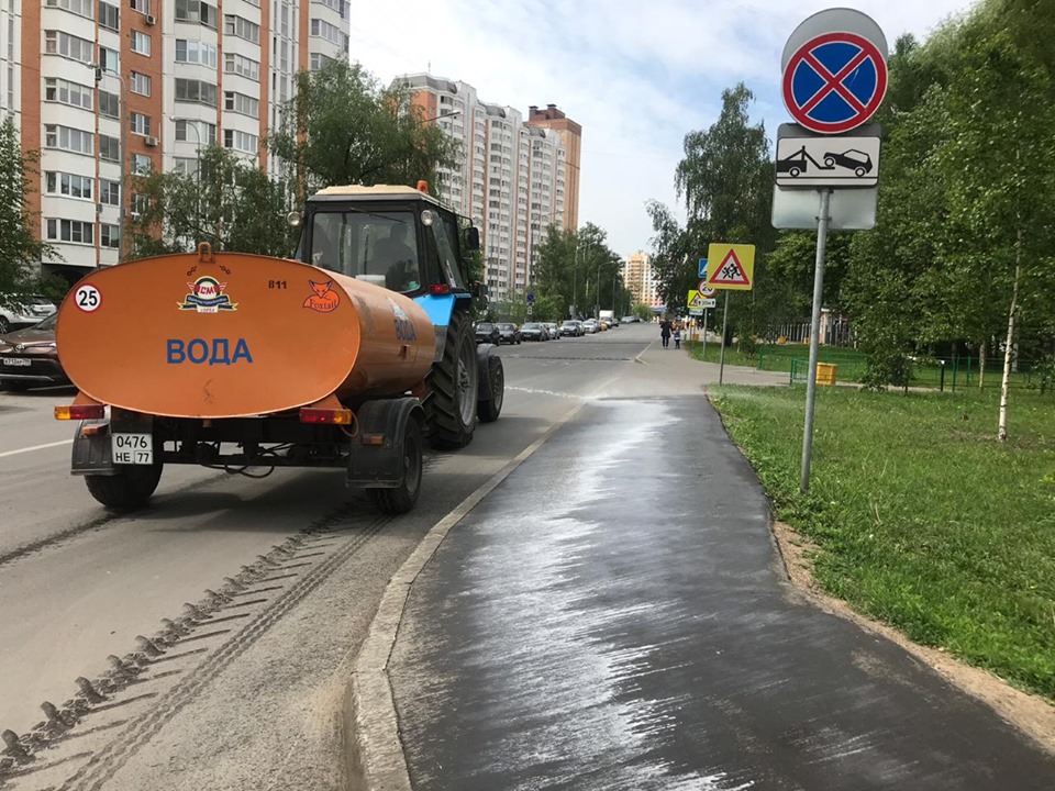 На дорогах Северного работает 12 единиц поливомоечной техники Фото предоставлено управой
