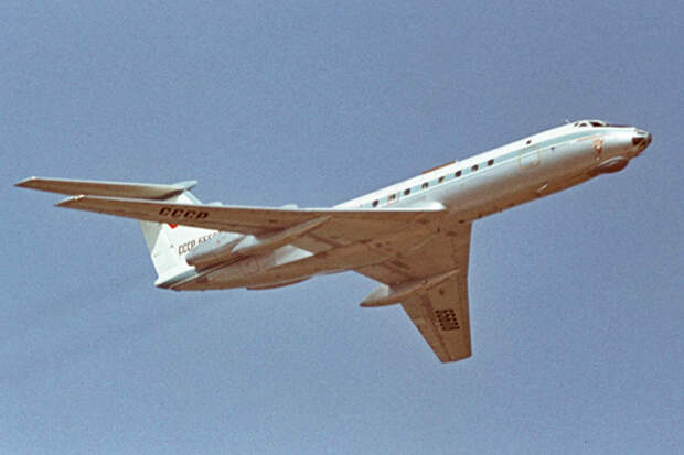 Основные характеристики Ту-134 сохранил: крейсерская скорость — 890 км/ч, дальность — 2300 км, потолок — 11 800 м