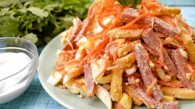 Бесподобный салат с корейской морковью и сухариками: все спрашивают рецепт