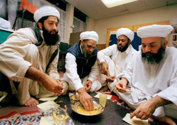 Мусульманское мясо. Что едят мусульмане. Арабы едят руками.