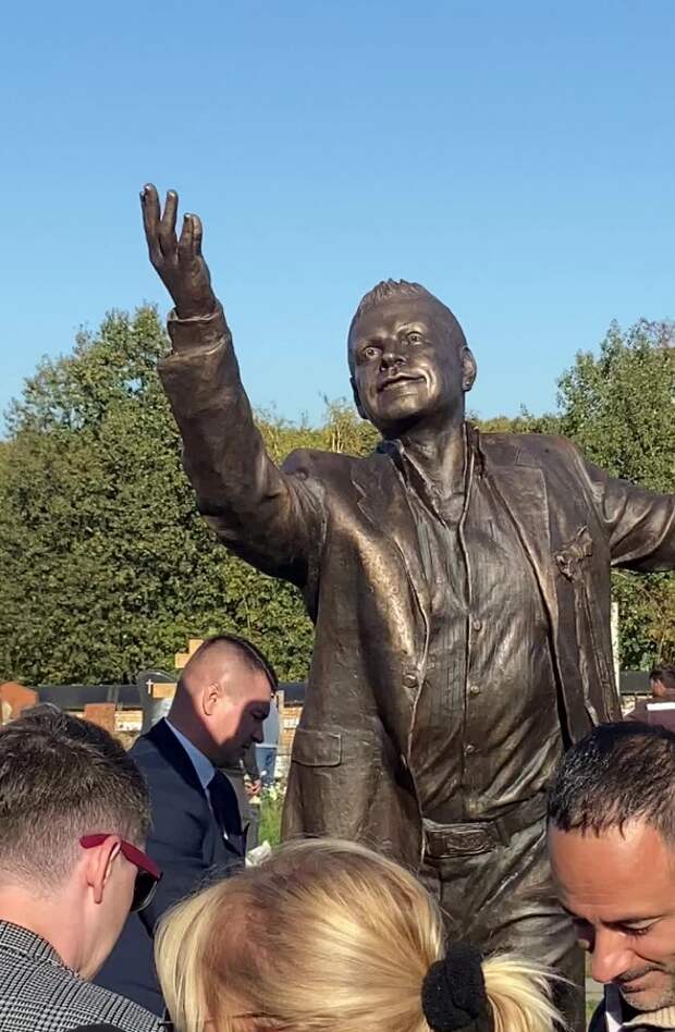 “Сомнительное сходство”, – Никас Сафронов раскритиковал памятник Моисееву