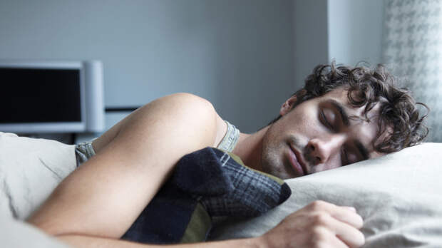 Сомнолог Полуэктов: ночные пробуждения могут быть нормой