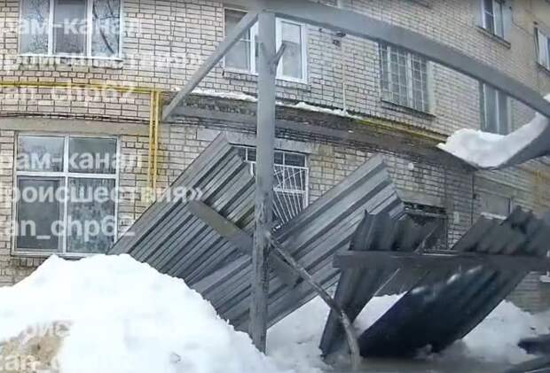 Обрушившийся козырек крыльца дома в Варских едва не травмировал детей