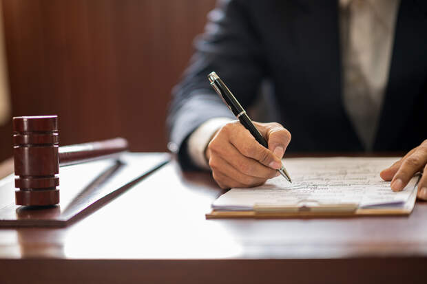 Уволенный за пьянство на работе электрик отсудил у начальства 4,2 миллиона рублей