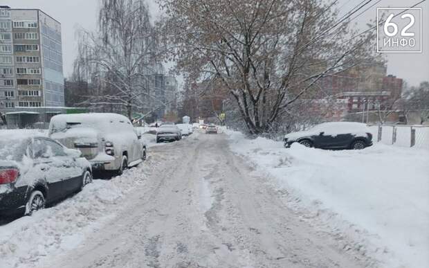 В Рязани водителей просят убрать машины с улиц Великанова и Комбайновой из-за уборки снега