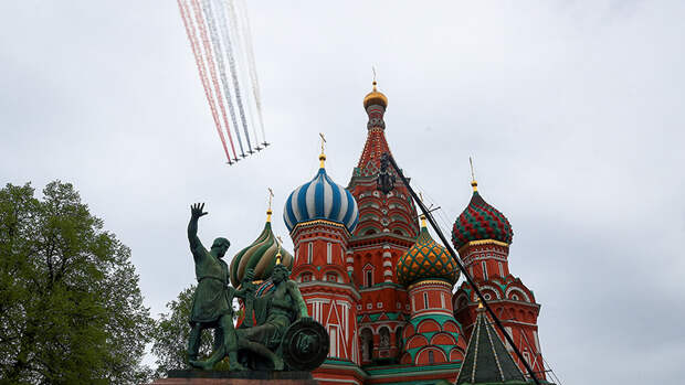 Штурмовики Су-25 на воздушном параде Победы в Москве, 9 мая 2020 года