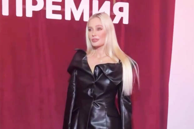 Актриса Наталья Рудова появилась на публике в кожаном мини-платье и ботфортах