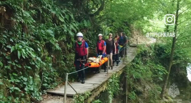 В горах Сочи спасатели эвакуировали туристку, упавшую с 10-метровой высоты