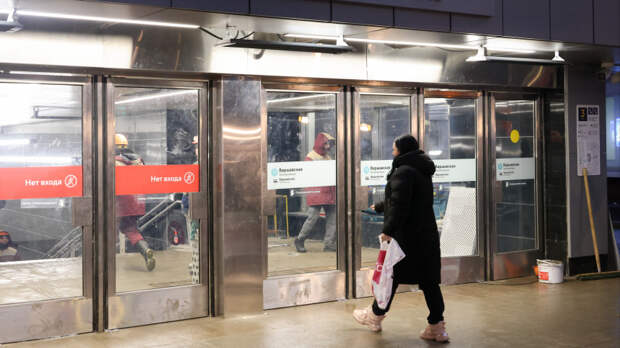 Осторожно, убьет: ТОП-3 причины, зачем на входе в метро делают тяжелые двери