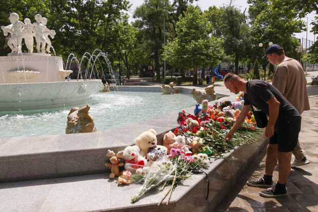 В Севастополе к стихийным мемориалам люди несут цветы и игрушки