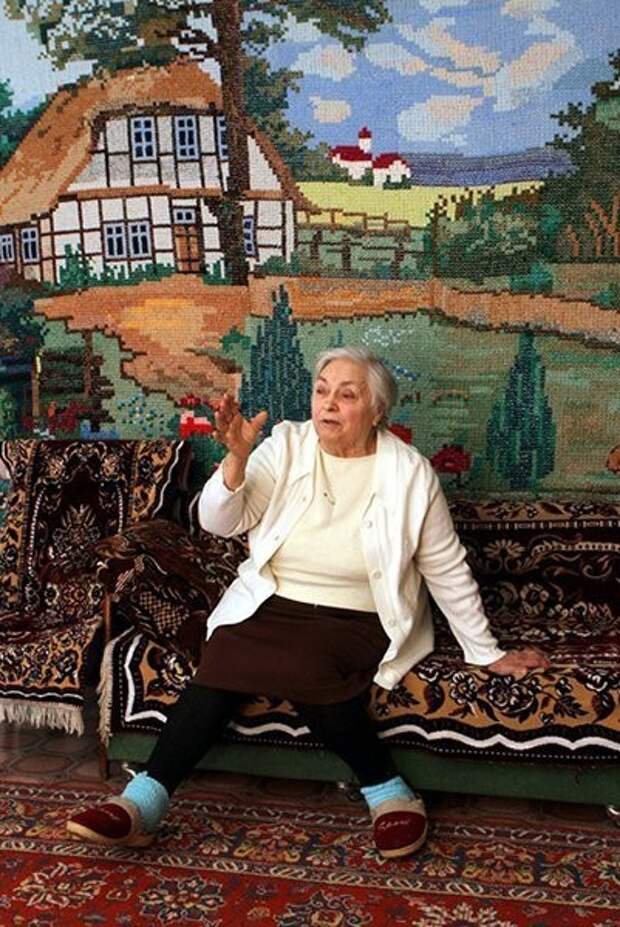 Бабушка Екатерина Кадолба вышила себе панно. Его длина – более 9 м, а ширина – 2,5 м. На свою работу мастерица потратила 25 лет жизни.