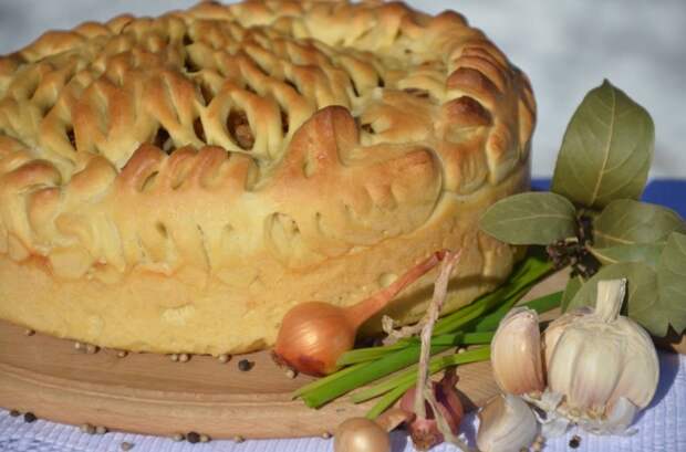 Вкусный пирог с сайрой и капустой
