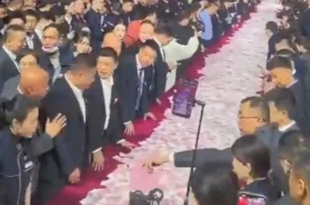 Компания в Китае раздала сотрудникам на корпоративе просто так $26 млн