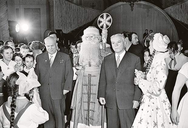 1959 год. На новогодней елке в Кремле Никита Хрущев и Климент Ворошилов. / Фото: www.kp.ru