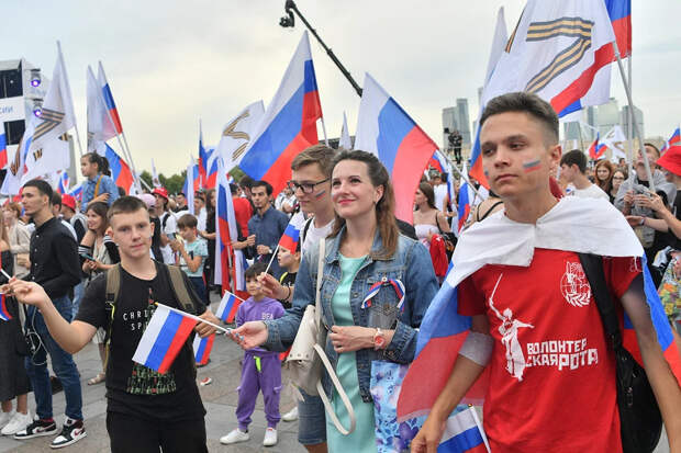 Иноагент Левада сообщает, что количество людей, считающих Россию великой страной, увеличилось вдвое за двадцать лет - было сорок с чем-то процентов, а теперь аж восемьдесят.