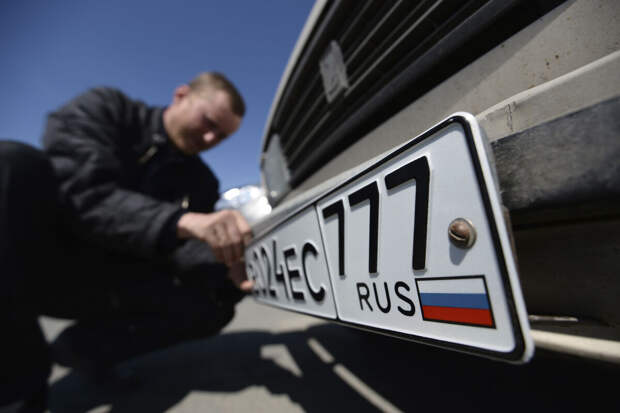 "КП": большинство россиян сталкивались с нечитаемыми номерами на авто