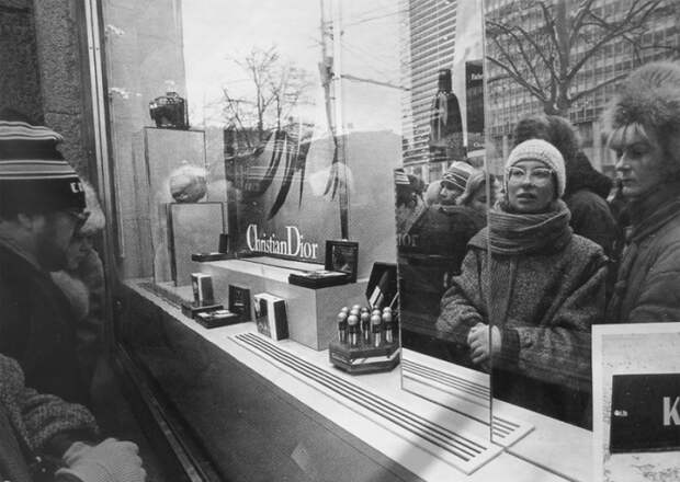 Открытие нового магазина парфюмерии в 1989 году. Открытие нового магазина парфюмерии в 1989 году.