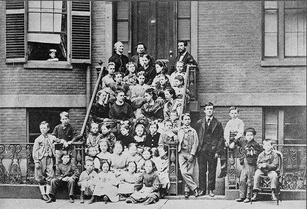 File:Bell at the Pemberton Avenue School for the Deaf, Boston, from the Library of Congress. 00837v.jpg