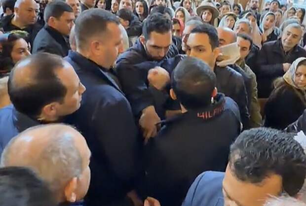 Пашинян в Вербное воскресенье устроил провокацию в Церкви и добился ареста прихожан