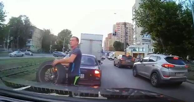 Отличная реакция! Водитель спас свой автомобиль от повреждений