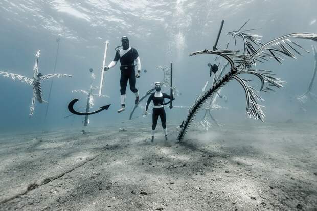 Инсталляции на дне морском как воплощение хрупкости подводного мира