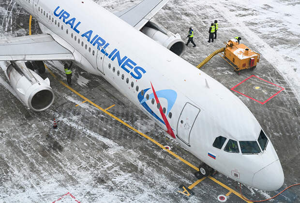 Пассажир самолета российской авиакомпании услышал странные звуки во время ожидания вылета