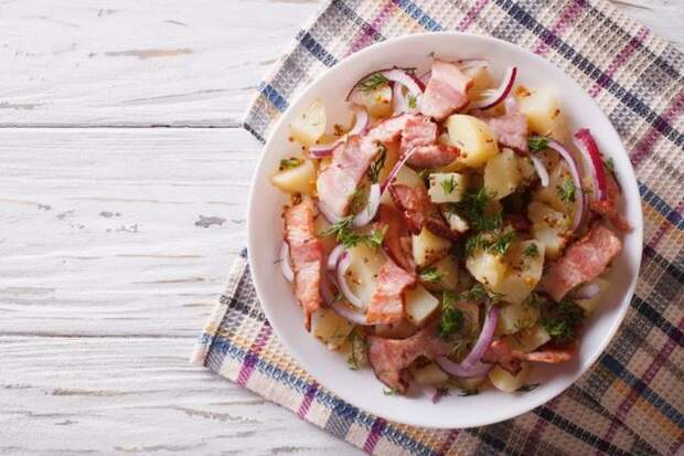 Очень вкусный картофельный салат. \ Фото: it.depositphotos.com.