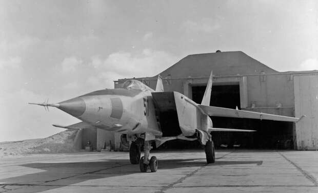 МиГ-25 на базе Каиро-Уэст в Египте. Их полёты проходили в атмосфере растущего недоверия между Египтом и СССР и помогли египтянам раскрыть многие секреты ЦАХАЛ, которые им в итоге, не пригодились.  Фото  transport-photo.com