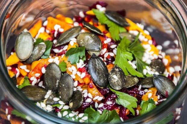 Что будет с организмом, если переесть полезных тыквенных семечек