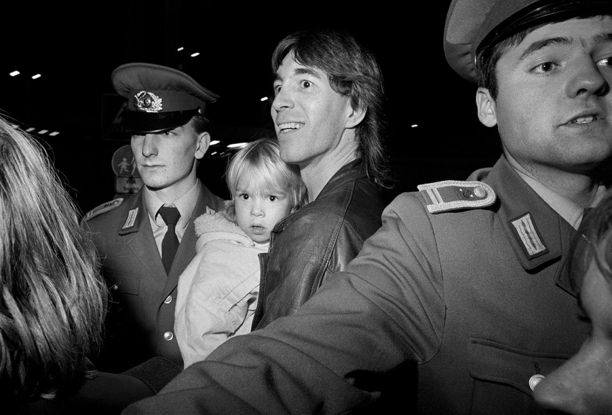 7 легендарных фото крушения Берлинской стены, сделанных фотографом Марком Пауэром