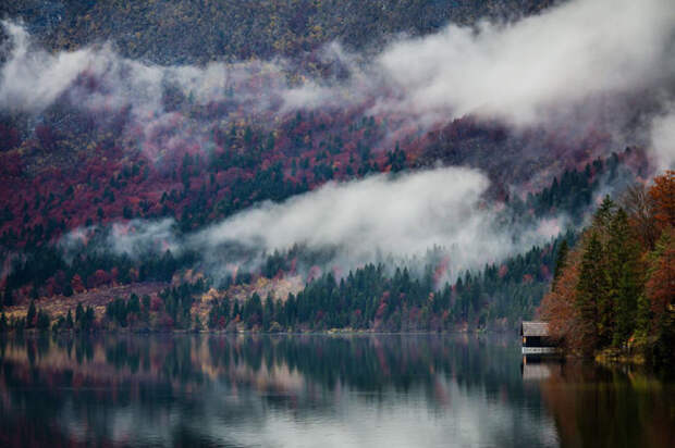Невероятной красоты фотография с одиноким домиком и туманными горами.