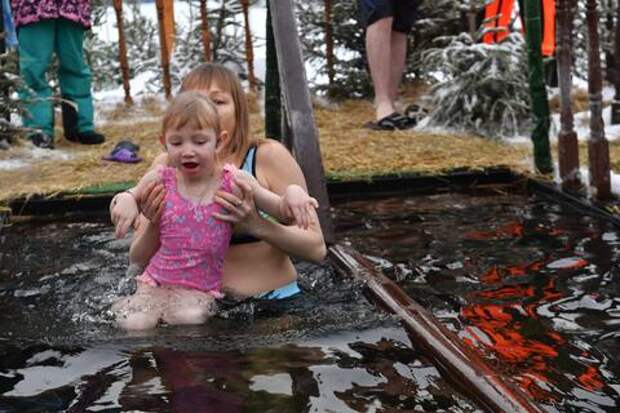 Стоит ли детям участвовать в крещенских купаниях?