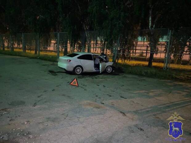 Женщина пострадала во влетевшей в забор «Ладе Весте» в Тольятти