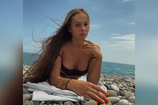 Фигуристка Попова опубликовала фото с пляжа в мини-бикини